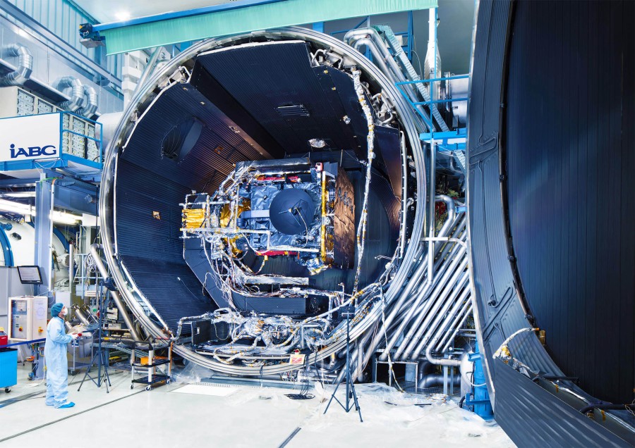 Solar Orbiter Satellite in Space Simulation Chamber WSA/TVA. Solar Orbiter is an ESA project with Airbus UK as prime contractor. Foto: Kai Arndt/ IABG Industrieanlagen-Betriebsgesellschaft mbH